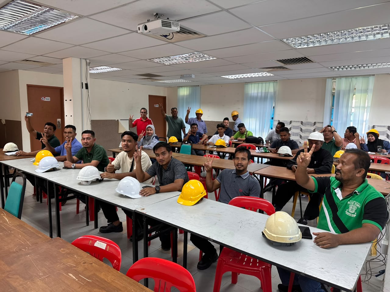 Sesi latihan dalam kelas bersama peserta industri pembinaan