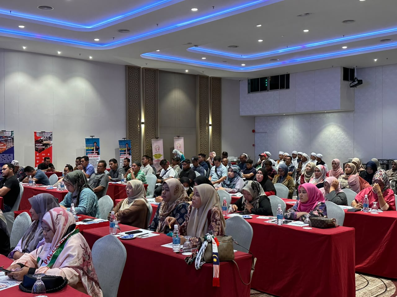Peserta menumpukan perhatian semasa sesi seminar