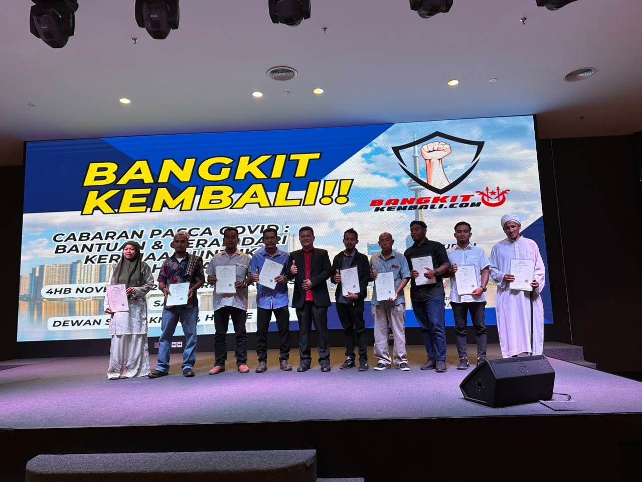 Penyampaian sijil di atas pentas program