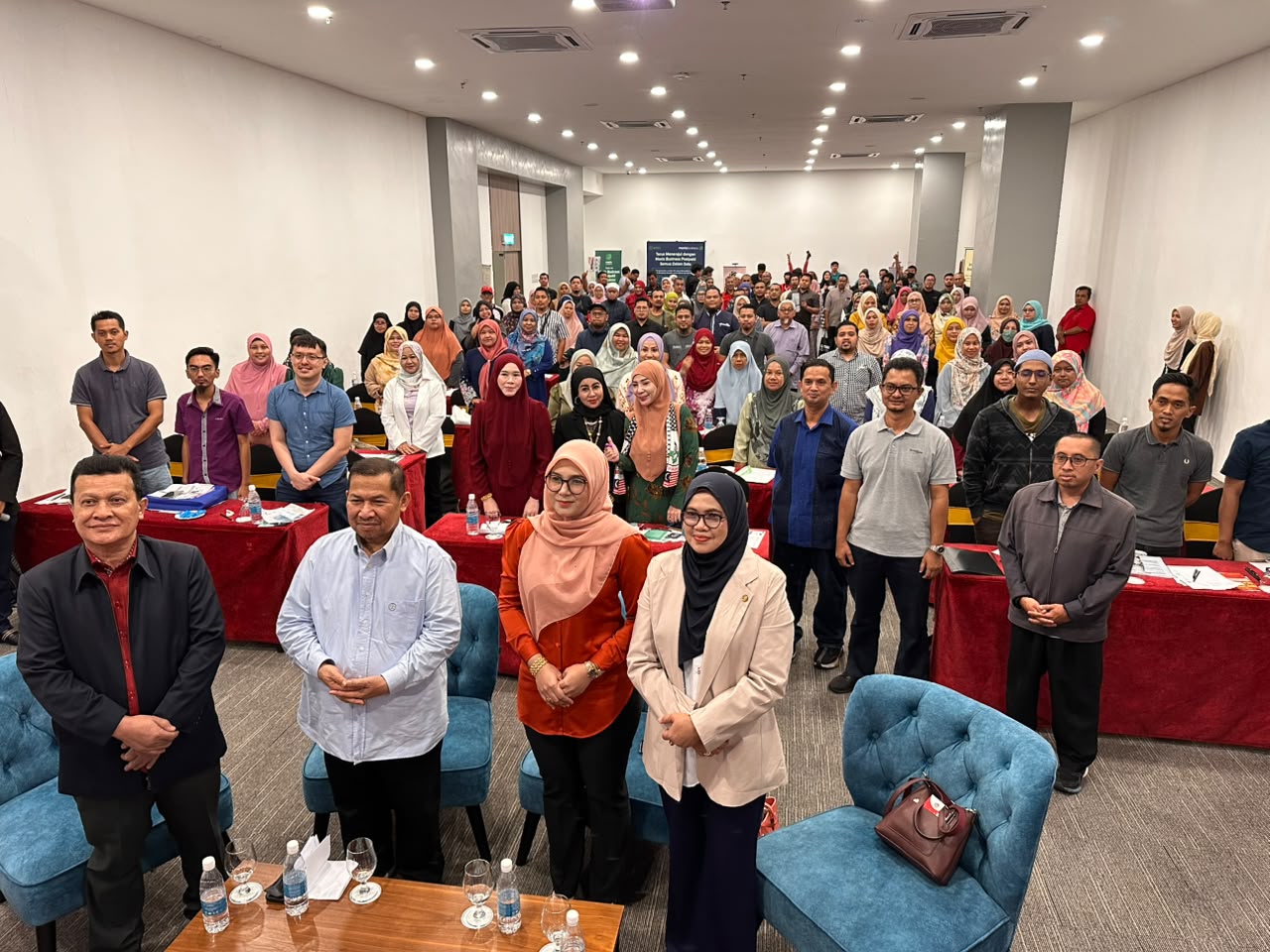Gambar kumpulan peserta dan penceramah selepas program