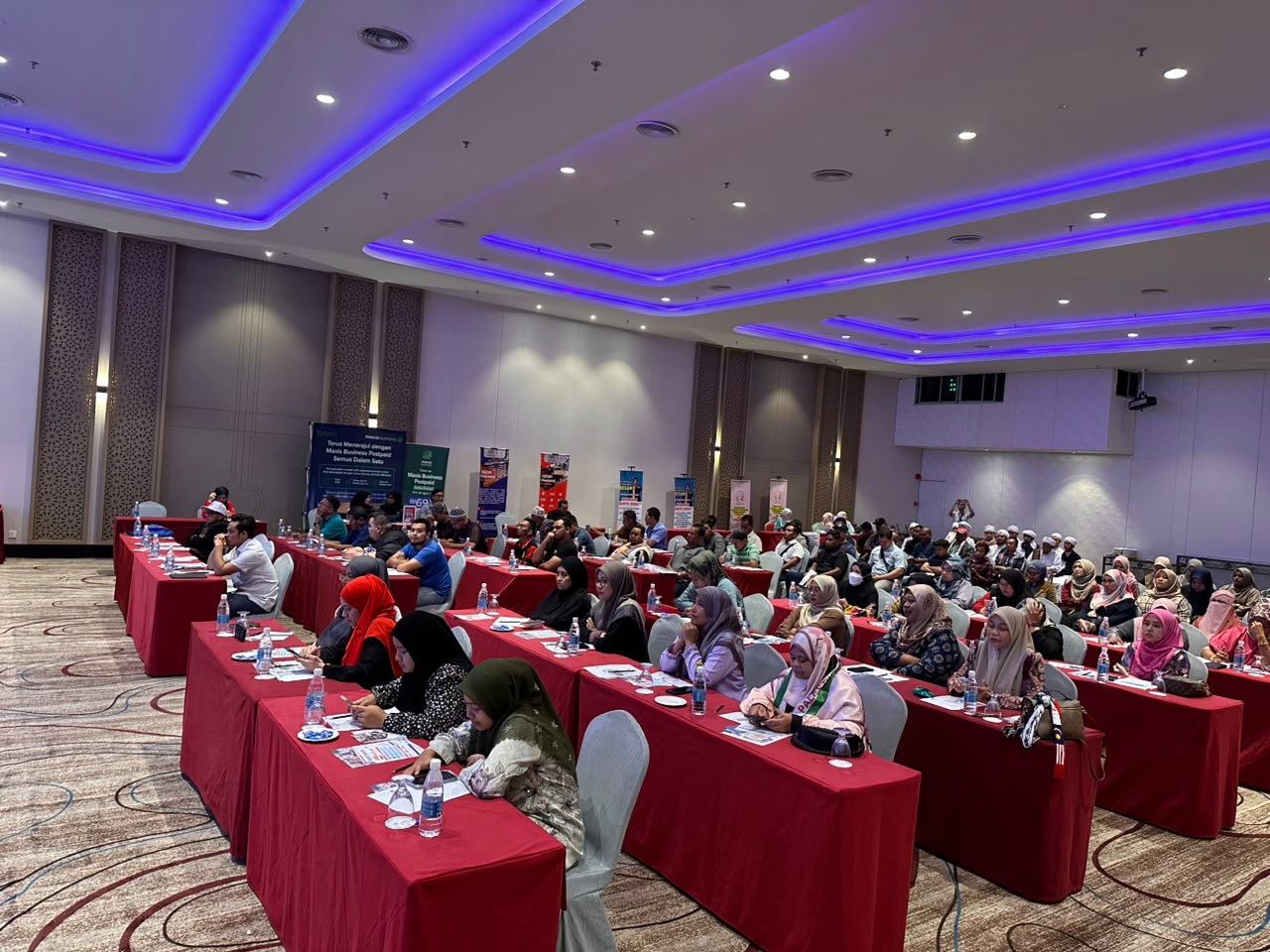 Peserta seminar kontraktor di dalam dewan